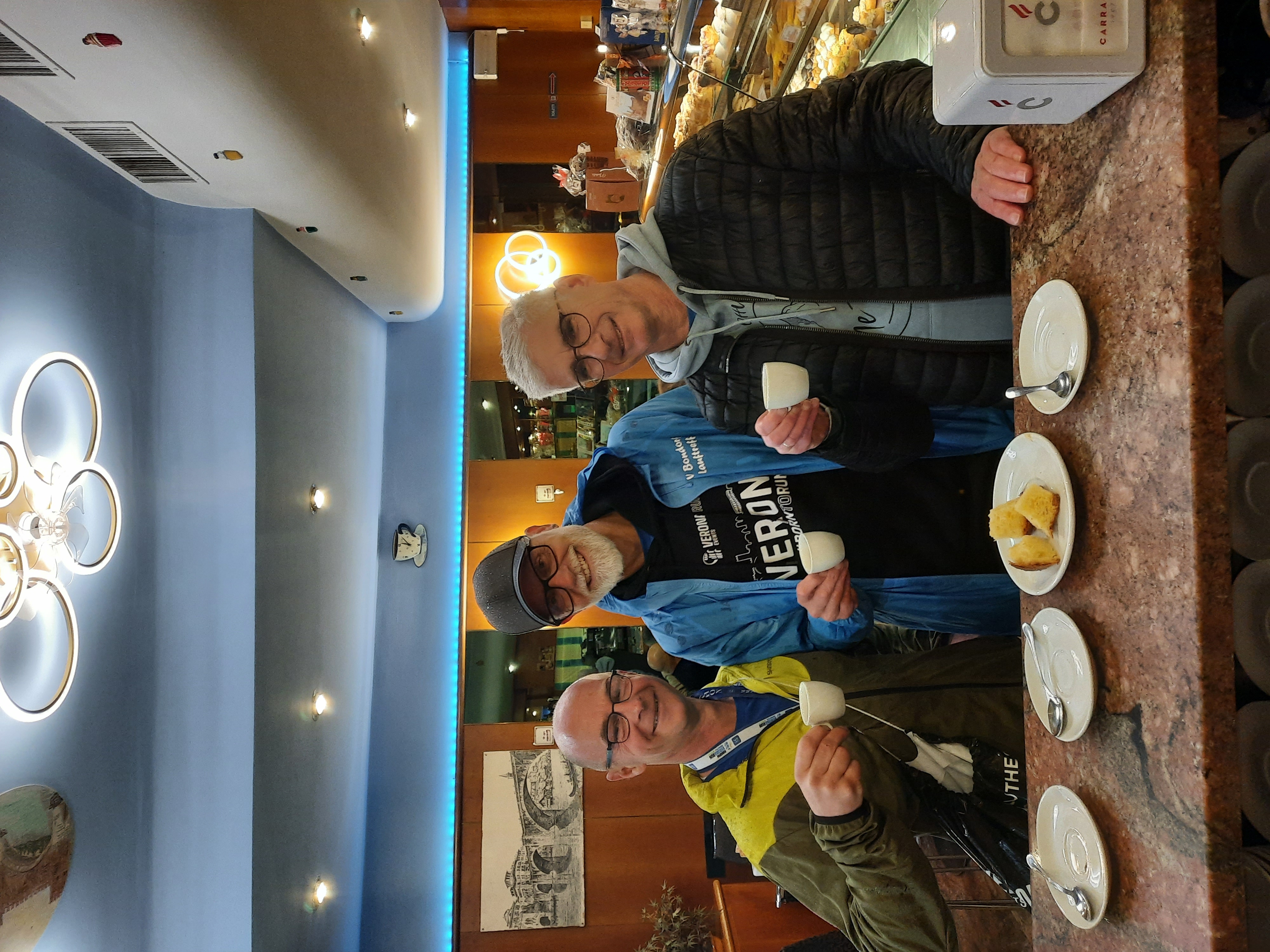 Espresso nach dem Verona Marathon. Von links:Jan Semmelmann, Thorsten Stegitz, Roland Kellermann 