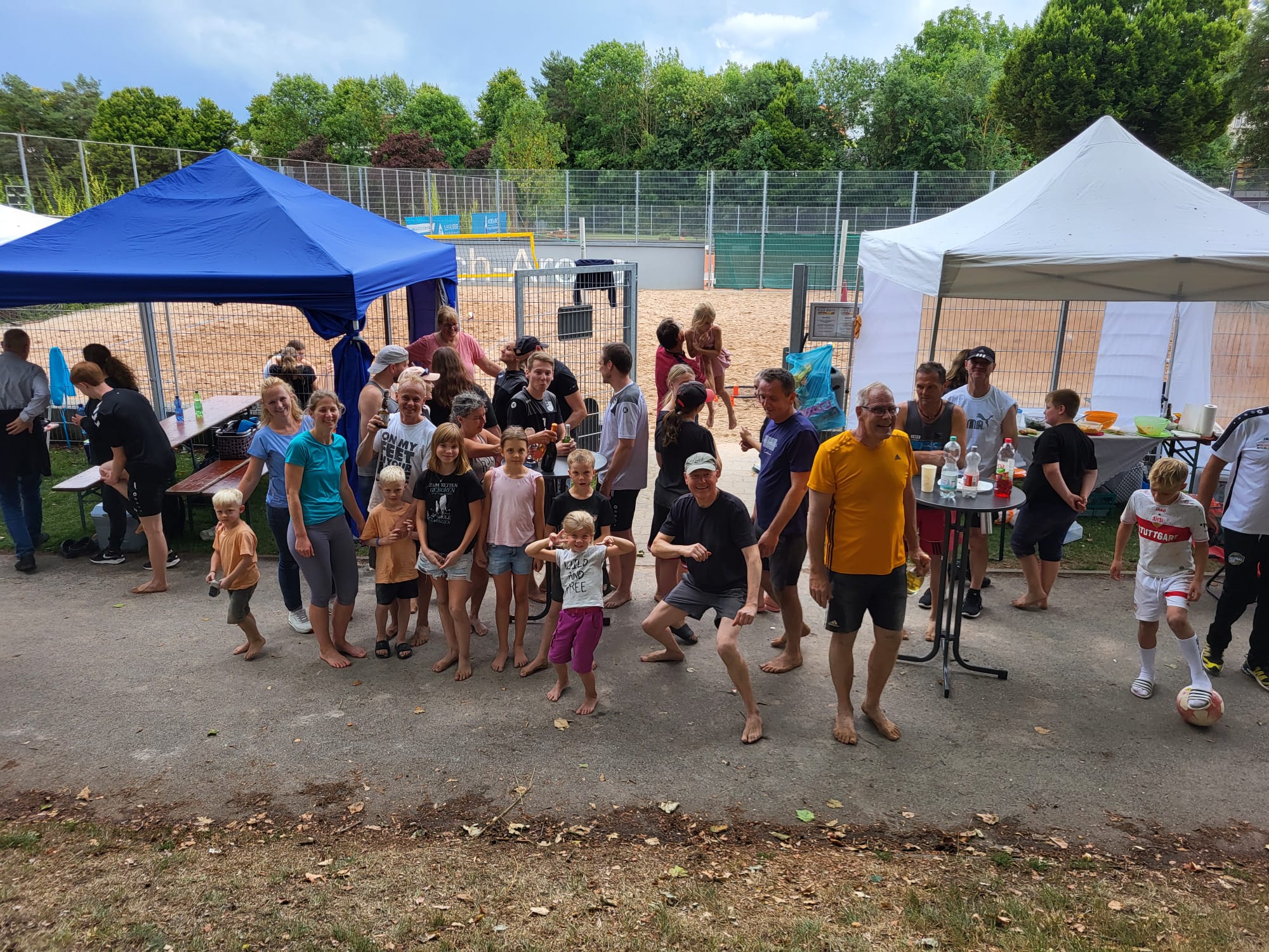 Feiernde Mitglieder der Abteilung Rad- und Freizeitsport, Sparte Volleyball anlässlich des Sommerfestes an der Beachvolleyballanlage