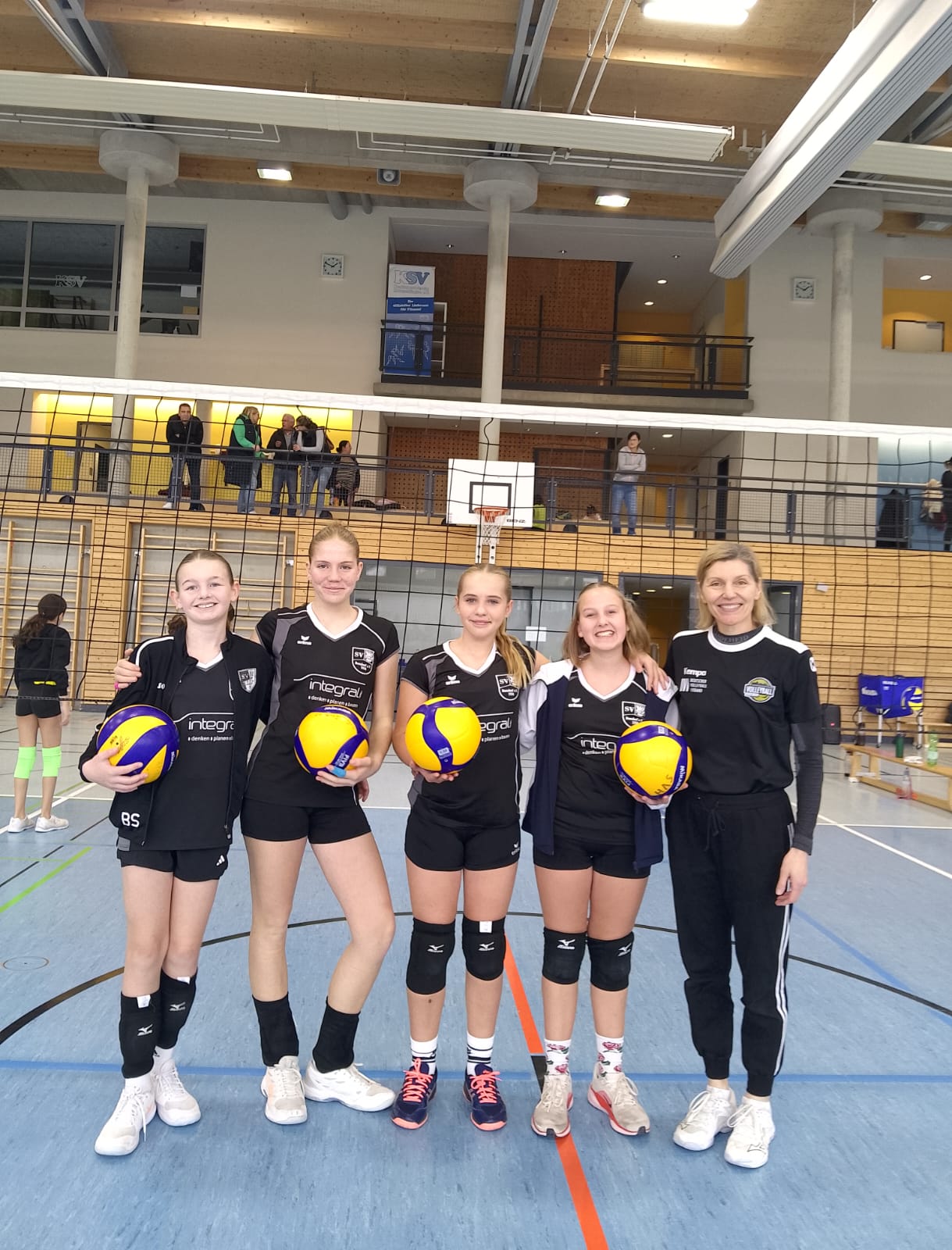 Gruppenbild der U14 Volleyball Mädchen Mannschaft: (Von Links) Emma Schmid, Ewa Schelhammer, Sophia Bartl, Felipa Bischof, Trainerin Aušra Neuffer