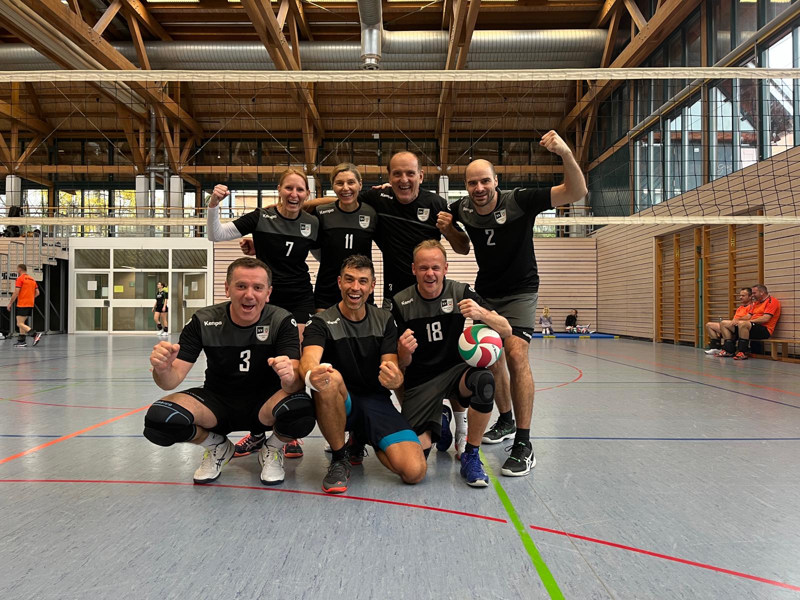 Gruppenbild der ersten Mannschaft des SV Bondorf - Jubel nach zwei erfolgreichen Spieltagen