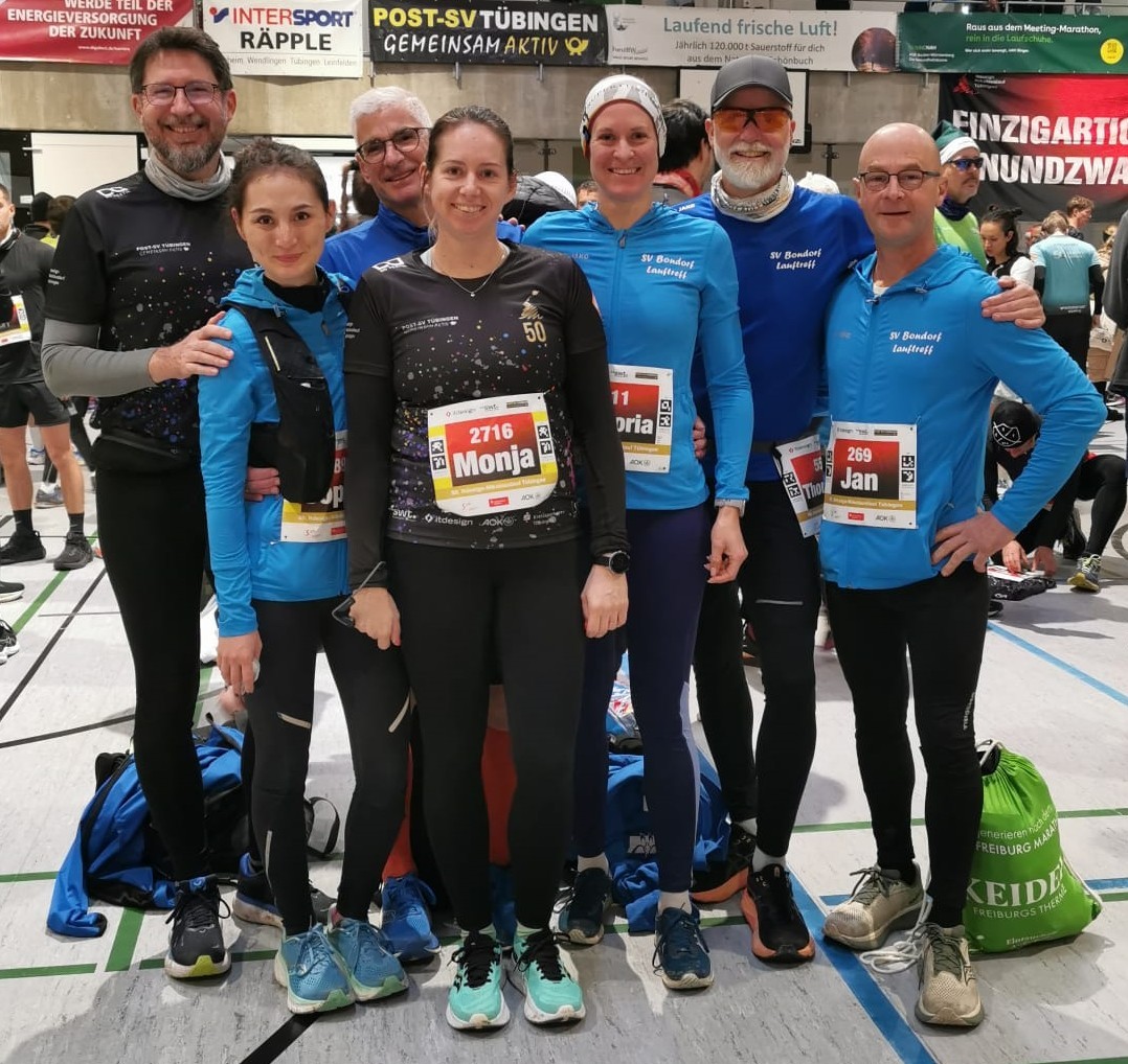 7 Läuferinnen und Läufer vom SV Bondorf in der Turnhalle der Geschwister-Scholl-Schule, Tübingen