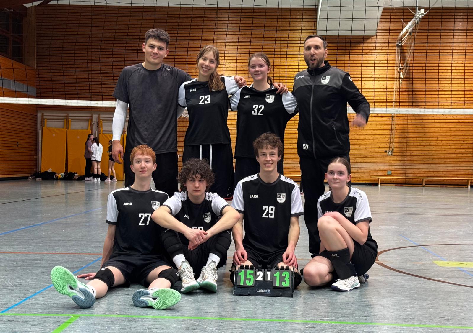 Gruppenbild: Sieben Spielerinnen und Spieler mit Trainer Stefan Duda