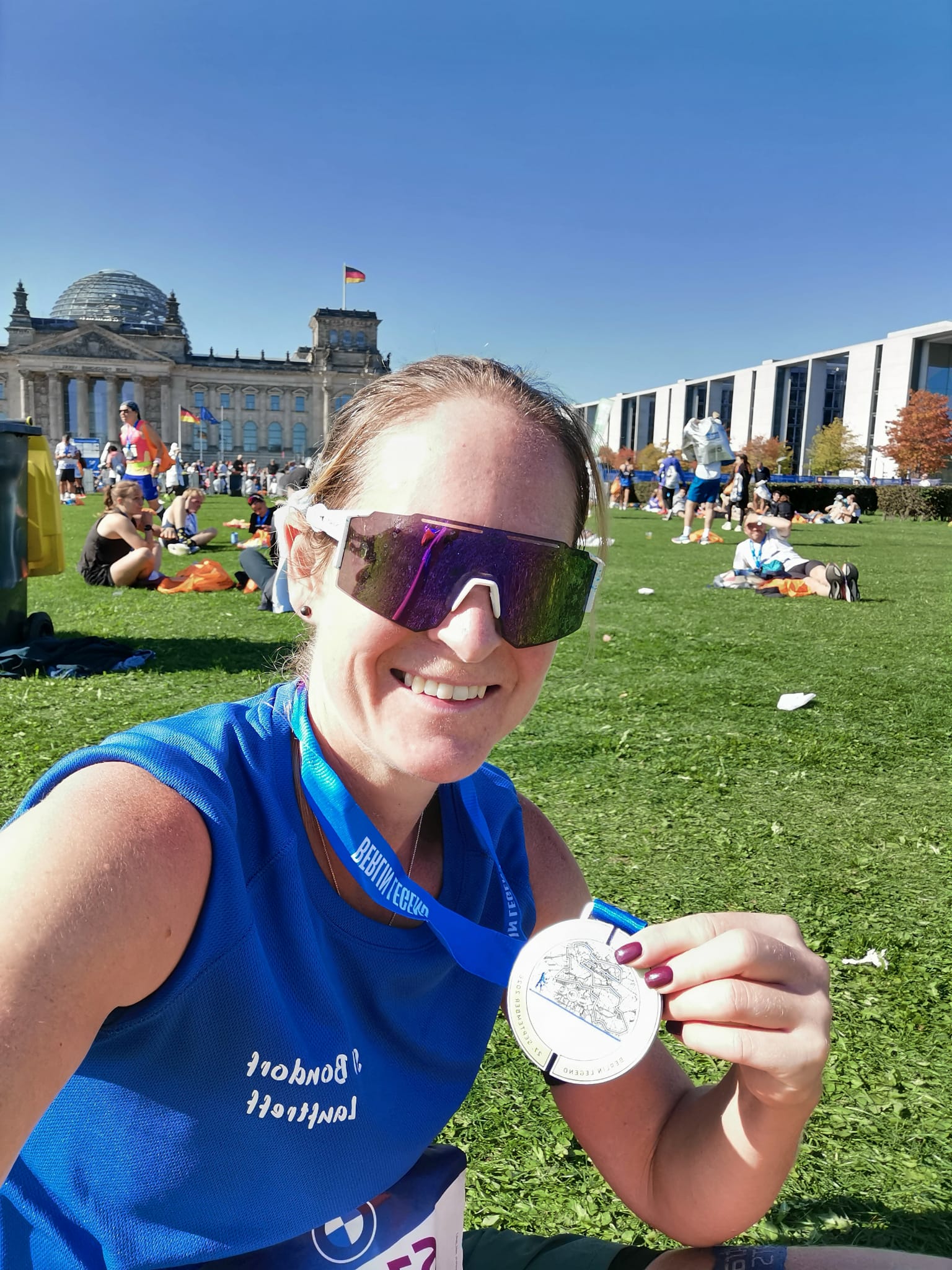 Vicky mit Medaille nach dem Berlin-Marathon 2026 Vicky mit Medaille nach dem Berlin-Marathon 2026
