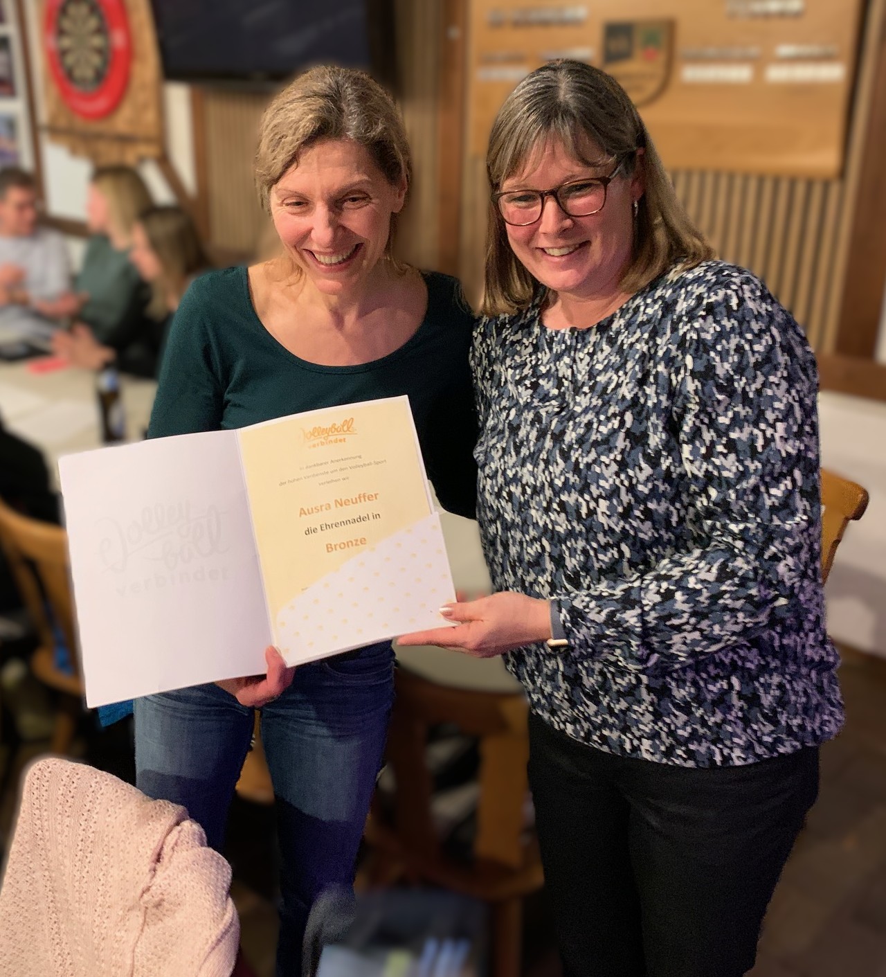 Im Rahmen unserer Abteilungsversammlung wurde Ausra Neuffer eine besondere Ehrung durch den Volleyball-Landesverband Württemberg in Form einer Ehrennadel in Bronze überreicht.