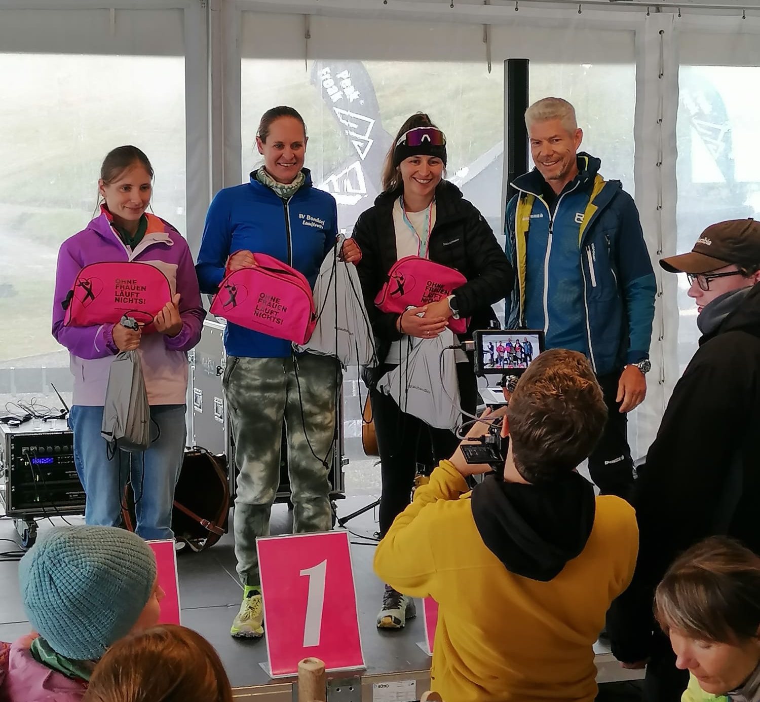 Die drei bestplatzierten bei der Frauen Berg Gaudi 2025. In der Mitte im blauen Trikot Viktoria Heilig SV Bondorf