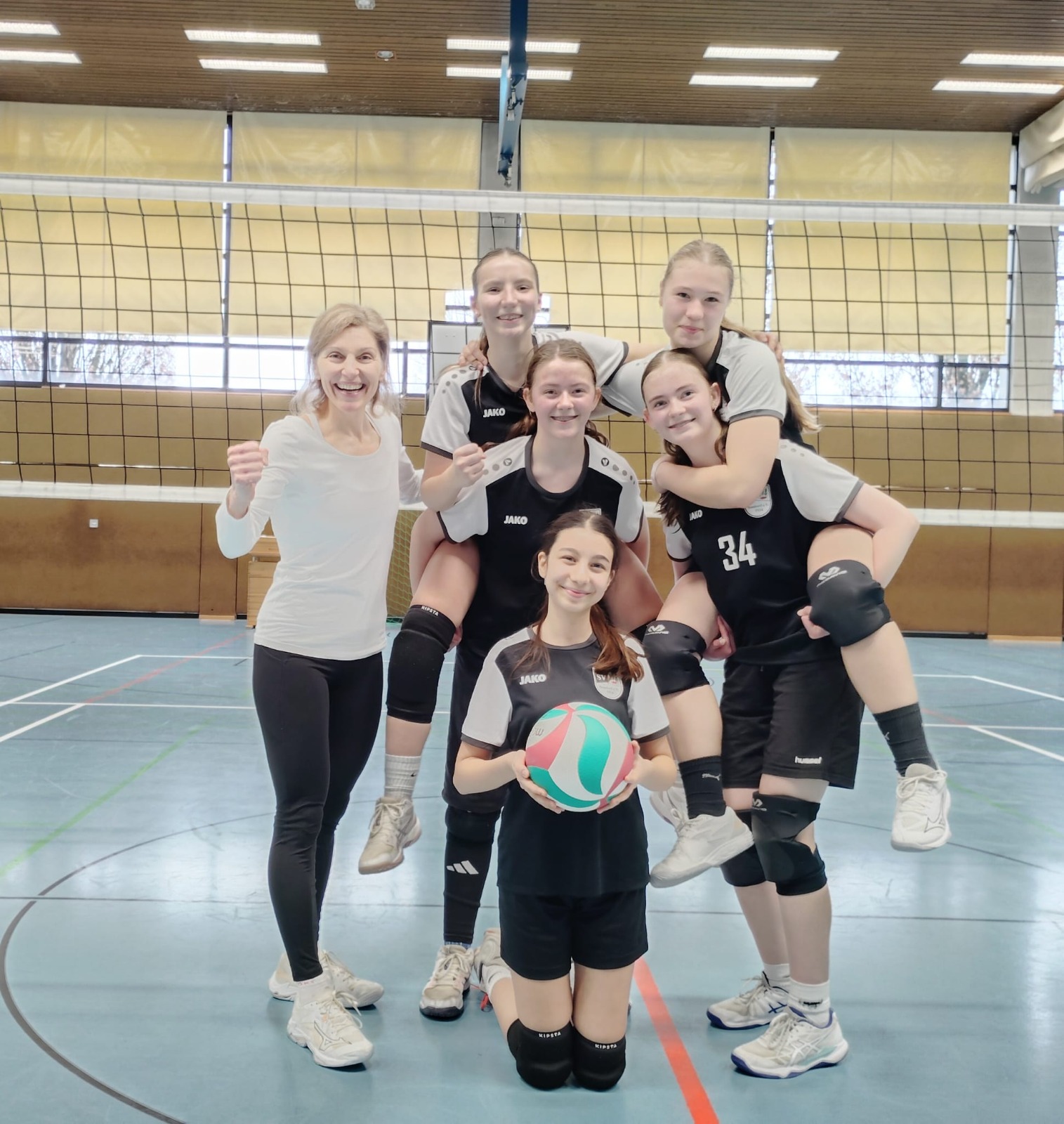 Spielerinnen Volleyball U17 mit Trainerin Spielerinnen Volleyball U17 mit Trainerin