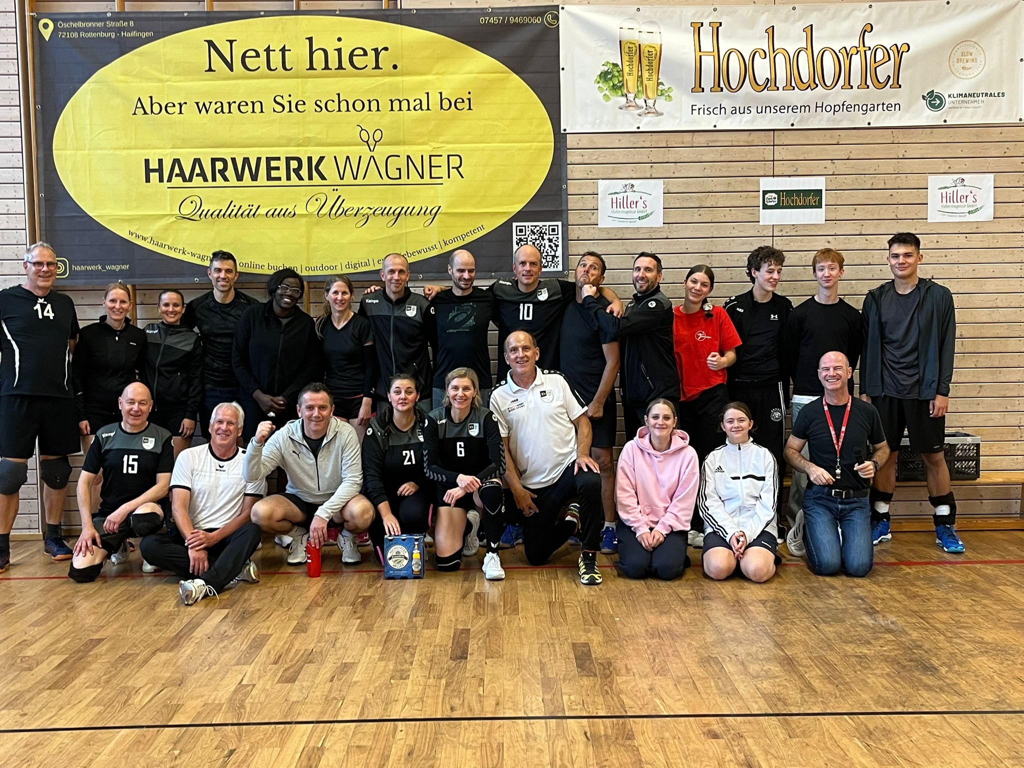 Gruppenbild der Bondorfer Mannschaften vom Volleyball Mixed-Turnier am 12.10.25